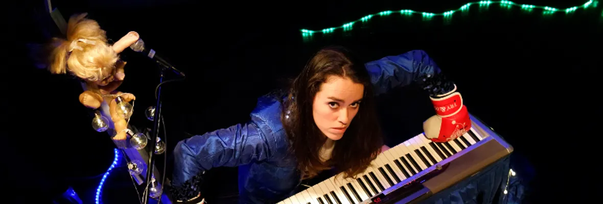 Javiera Hinrichs, compositora e intérprete penquista: (Una) música en escena.