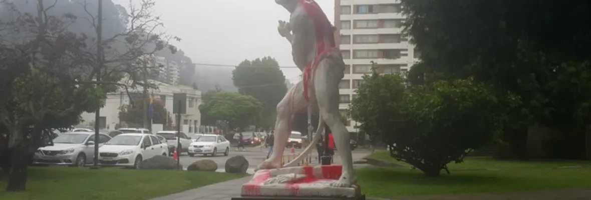 Manifestantes pintan de rojo estatuas de la UdeC por asesinato de Camilo Catrillanca