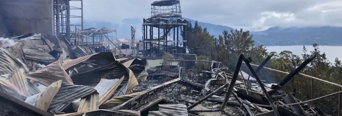 Fuego en Wallmapu: cabañas, iglesia y un hotel quemado en manifestaciones por asesinato de comunero mapuche