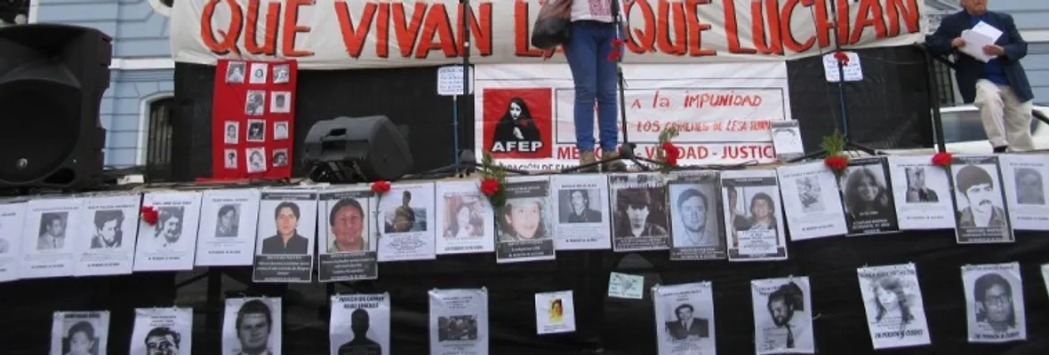 Frente a edificio de la Armada conmemoran día nacional del ejecutado político en Valparaíso