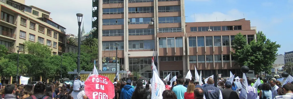 Trabajadores públicos rodean la Intendencia de Valparaíso protestando contra despidos masivos