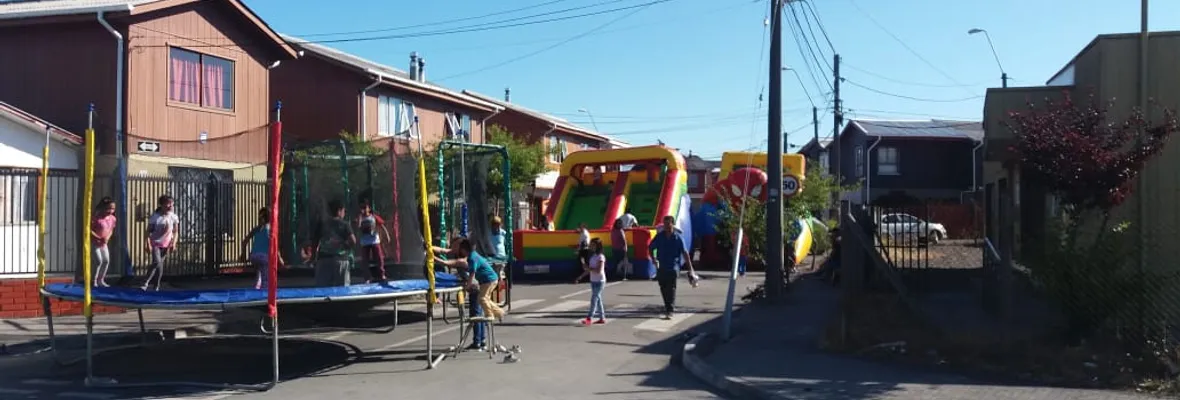 JJVV de Hualpén realizó fiesta de navidad en la calle: municipio le entregó parte de la sede a Iglesia