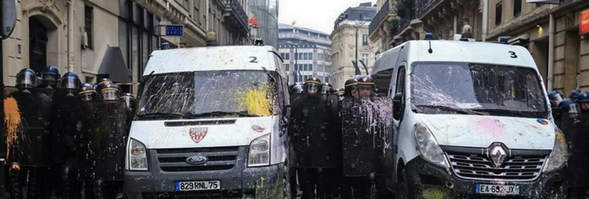 Chalecos amarillos doblan la mano a Macron: gobierno francés anunciará suspensión de alza de combustibles