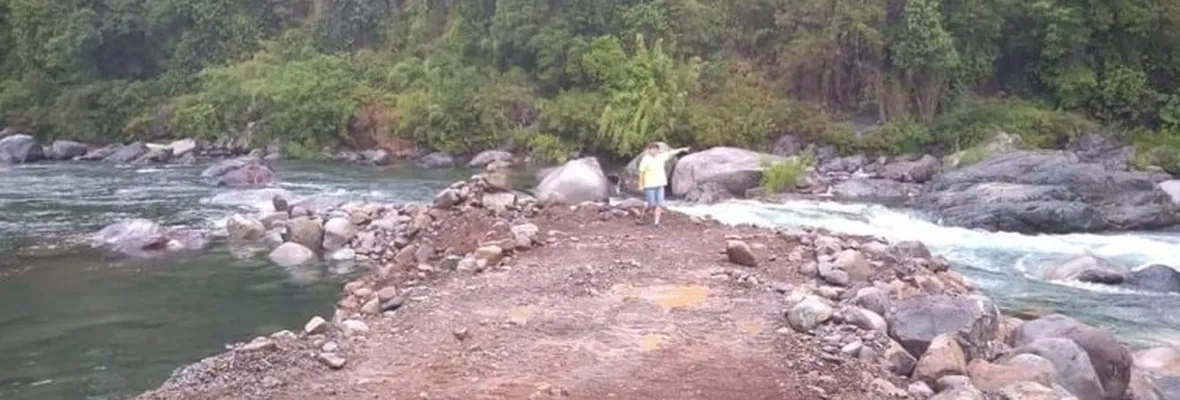 Denuncian intervención con retroexcavadora para negocios turísticos en el río Achibueno
