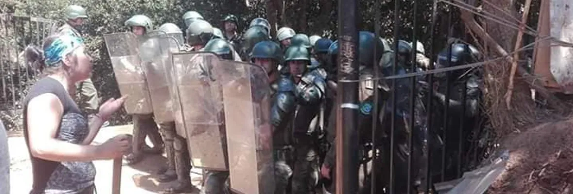 Mujeres que se encontraban en Las Escaleras en el momento del desalojo son acusadas de maltrato a Carabineros y amenaza de muerte