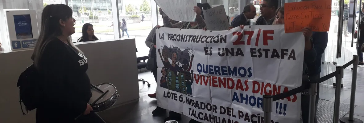 Damnificados del 27F de Talcahuano se manifiestan en SERVIU: “Todavía nos sentimos terremoteados”