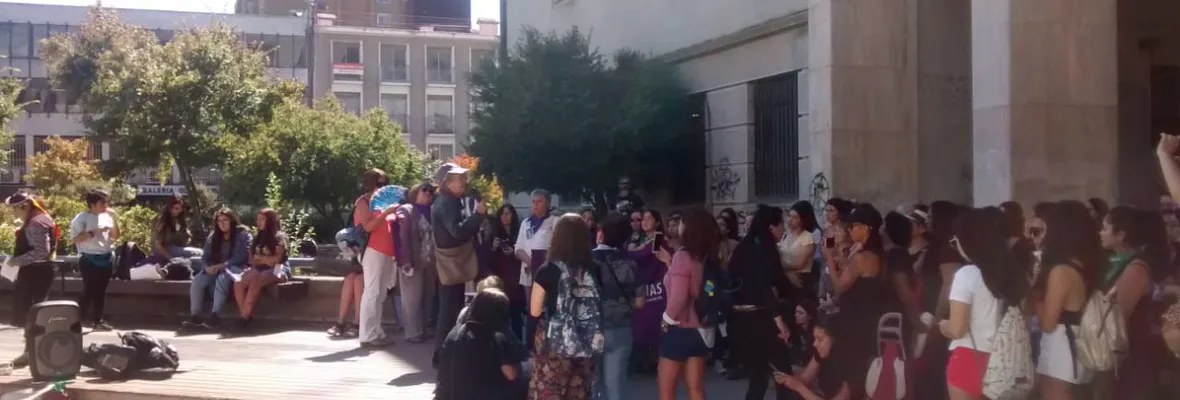 Asamblea pública de mujeres se desarrolló en Plaza Tribunales