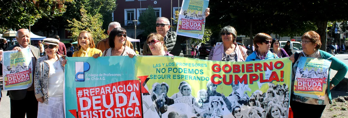 Profesoras jubiladas se manifiestan en el centro de Concepción exigiendo el pago de la deuda histórica