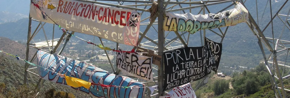 Carabineros irrumpen en comunidad La Dormida para detener a manifestantes contra carretera eléctrica
