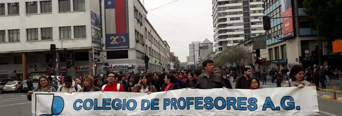 En estrecho margen docentes votan continuar paro