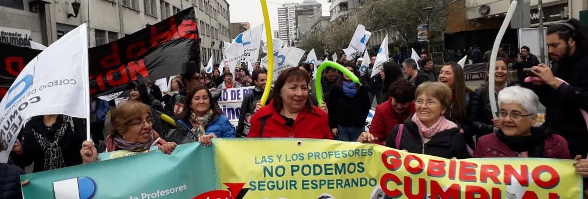 FOTOS | Docentes marchan a nivel nacional exigiendo pago de deudas, menciones y fin a la doble evaluación