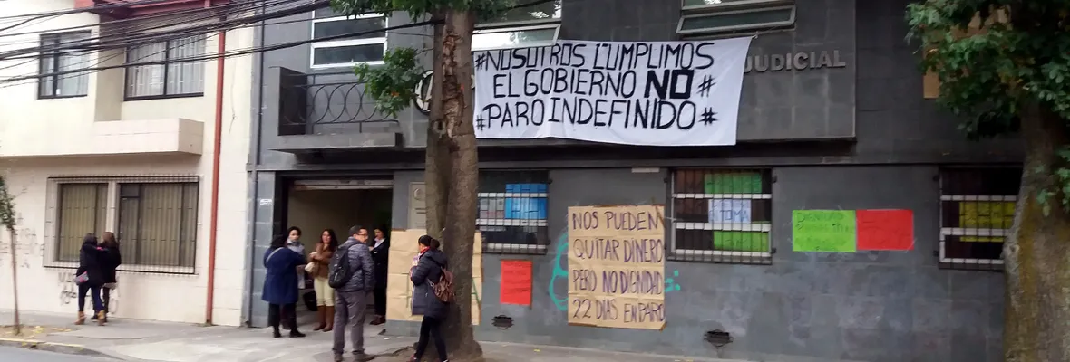 Se toman la Asistencia Judicial del Bío Bío exigendo pago de bonos adeudados a funcionarios