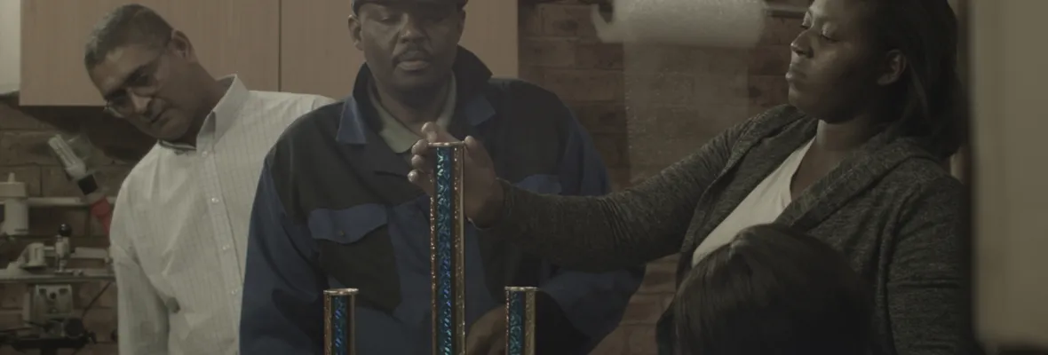 Artista investigadora sudafricana Victoria Wigzell presenta en Lota su exploración documental “Mundo de trofeos”