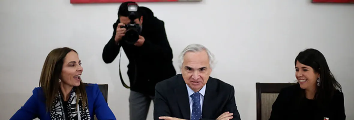 Nueva polémica afecta al gobierno: Ministerio de la Mujer contrató sin licitación a empresa de la nuera de Andrés Chadwick