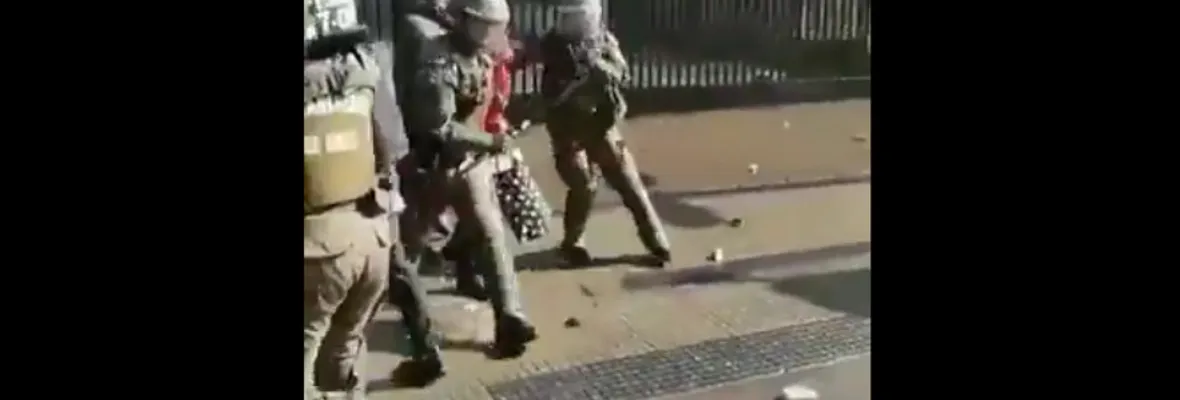 VIDEO | Captan a carabinera de FFEE golpeando con una lacrimógena en el rostro a fotógrafa