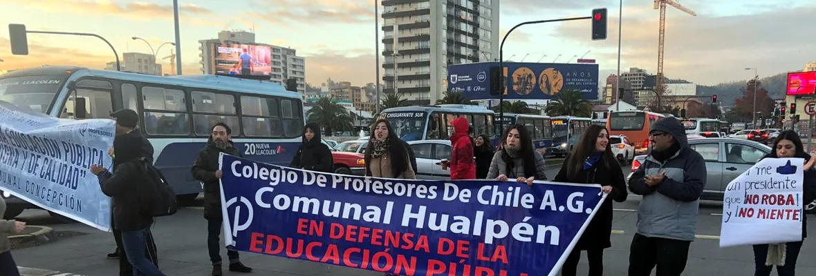Docentes protestan en la SEREMI y cortan el tránsito en Concepción