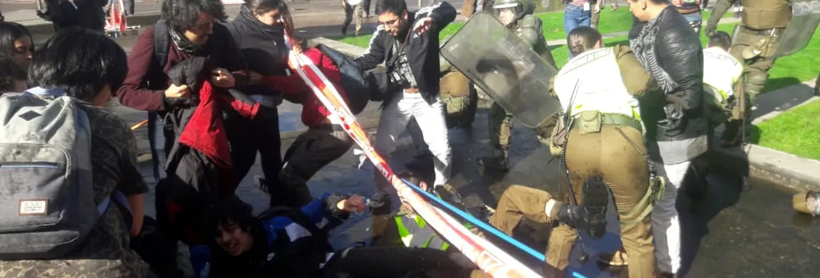 Estudiantes y profesores de Historia que protestaban contra el cambio curricular son duramente reprimidos por Carabineros