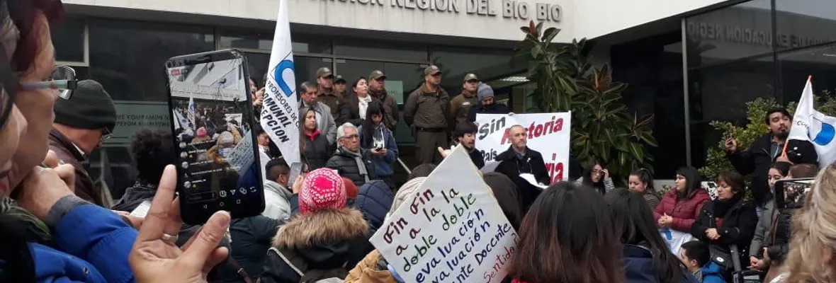 Docentes del Gran Concepción protestaron en la SEREMI de Educación en su 3º día de paro