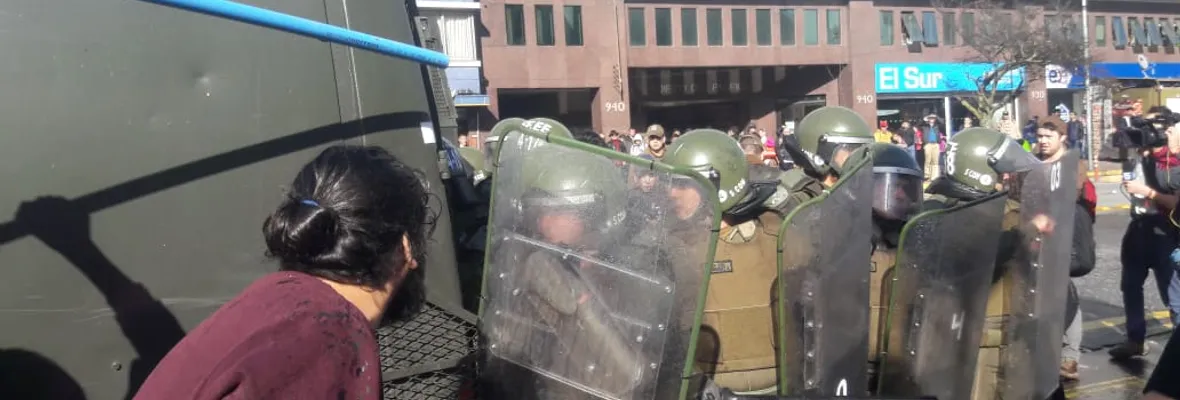 Con golpiza a manifestante entre 6 carabineros y más de 30 detenidos finalizó protesta por disminución de horas de Historia en Concepción