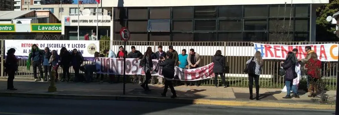 Docentes detenidos tras encadenarse a la SEREMI de Educación del Biobío exigiendo el pago de la deuda histórica