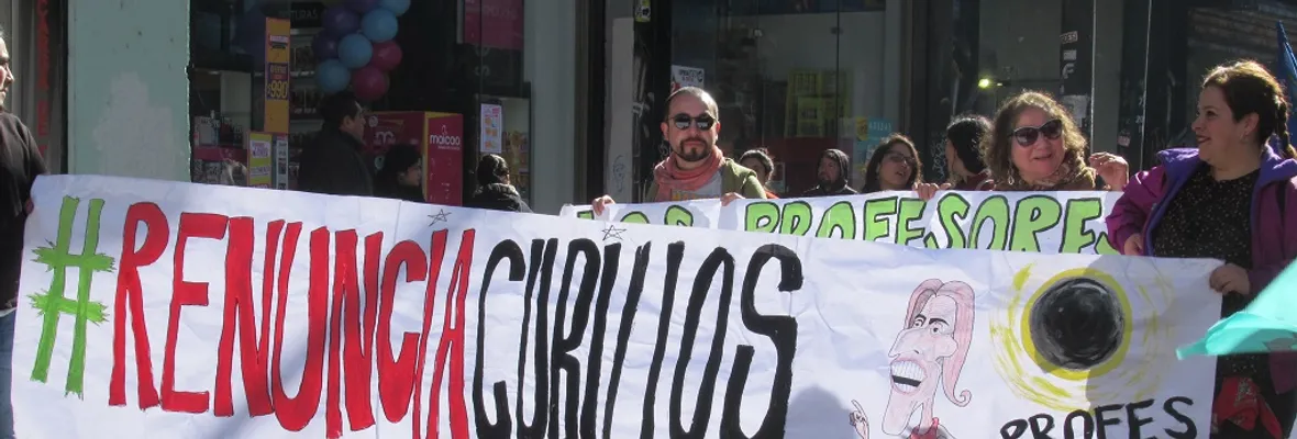 Miles de profesores se movilizaron en Valparaíso exigiendo la renuncia de la Ministra Cubillos