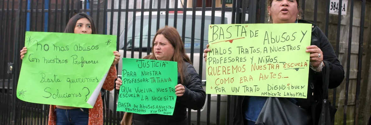 Apoderadas de escuela Corneta Cabrales acusan a directora de acosar a docentes y de no intervenir en maltrato a estudiantes