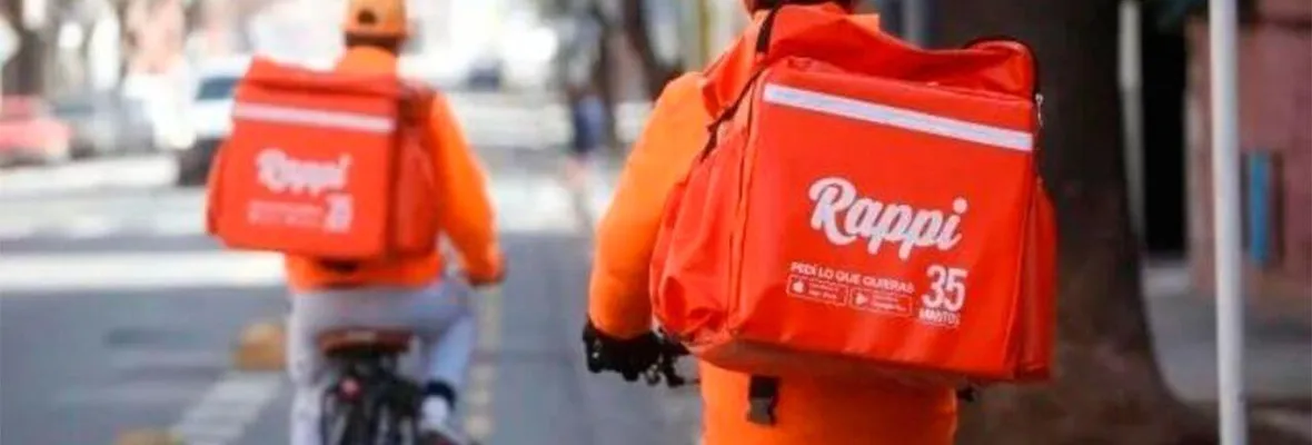 VIDEO | Trabajadores de App de reparto en Colombia protestan quemando sus maletas frente a oficinas de la empresa