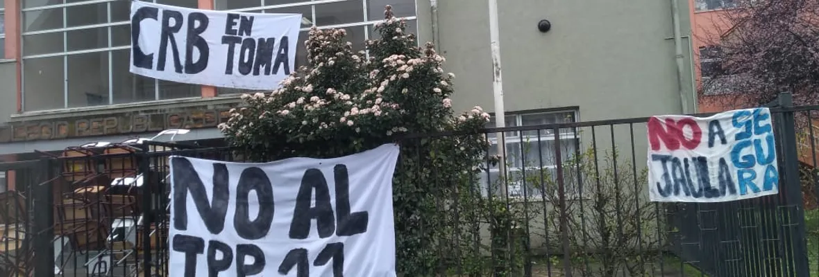 Colegio Brasil amanece en toma en rechazo a Aula Segura y al TPP11