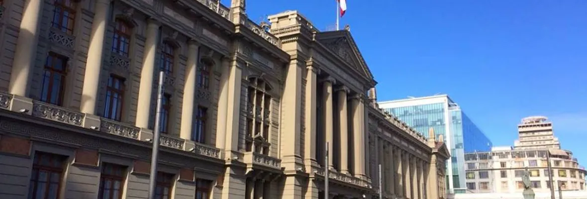 Corte de Santiago abre investigación contra juez que fue sorprendido portando cocaína