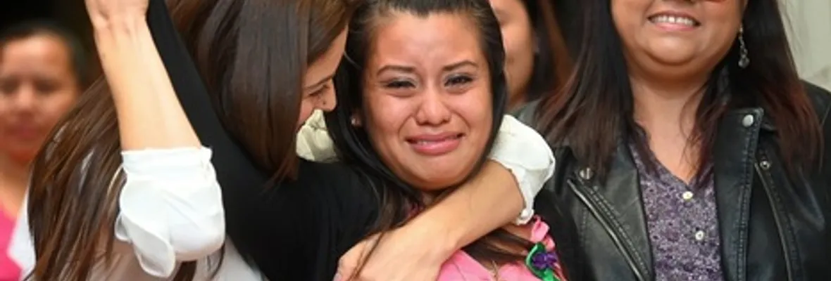 Fue encarcelada por 33 meses por homicidio agravado: absuelven a salvadoreña acusada de abortar