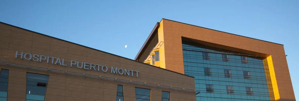 Menor de edad pasa la noche en un pasillo y esposado en Hospital de Puerto Montt