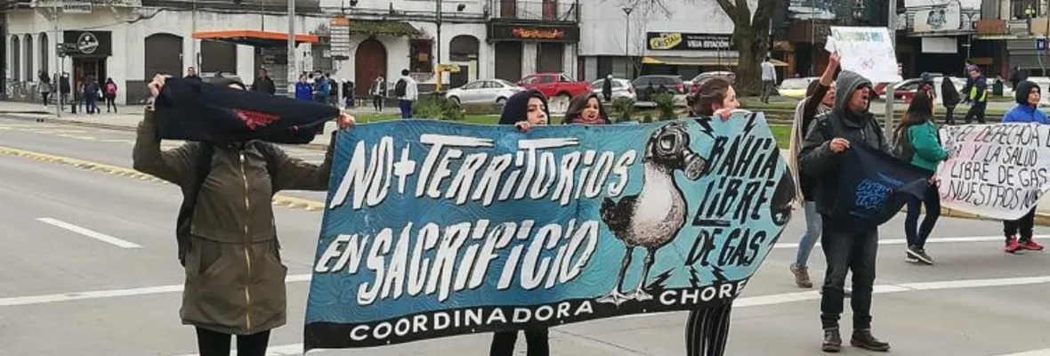 Se manifestaron contra proyecto energético GNL Talcahuano afuera de la Intendencia del Biobío