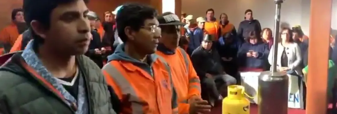 Recolectores de la basura de Hualpén irrumpen en el Concejo Municipal alegando despido injustificado