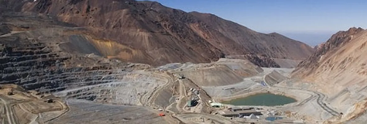 Expansión de Los Bronces: La mina de cobre a 60km del centro de Santiago que consume la cantidad de agua equivalente a 400 mil personas