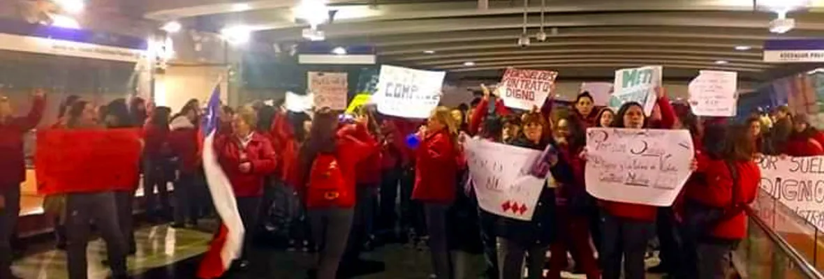 Cajeras del Metro de Santiago iniciaron hoy su huelga legal