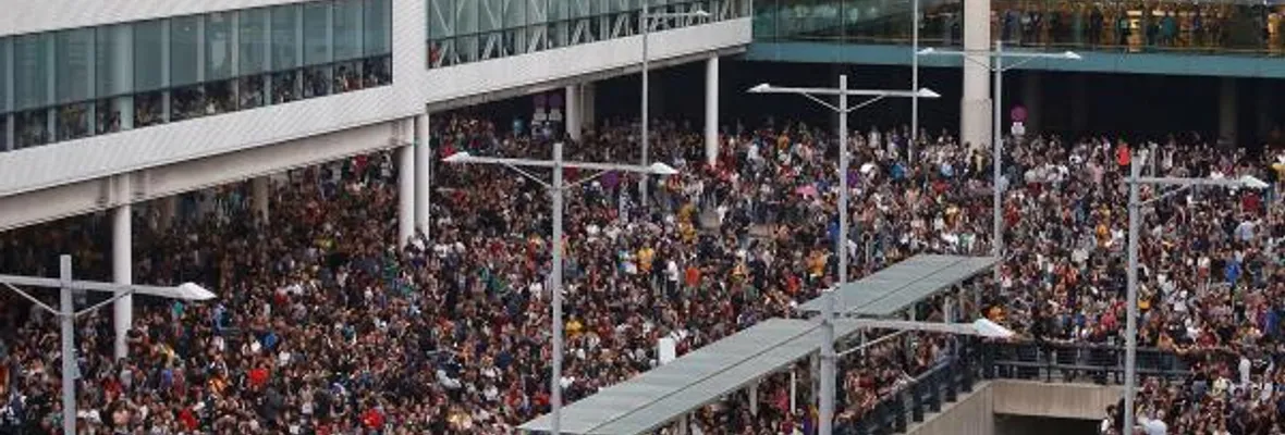 Población catalana reacciona ante sentencias a independentistas tomándose carreteras, líneas férreas y aeropuerto de Barcelona