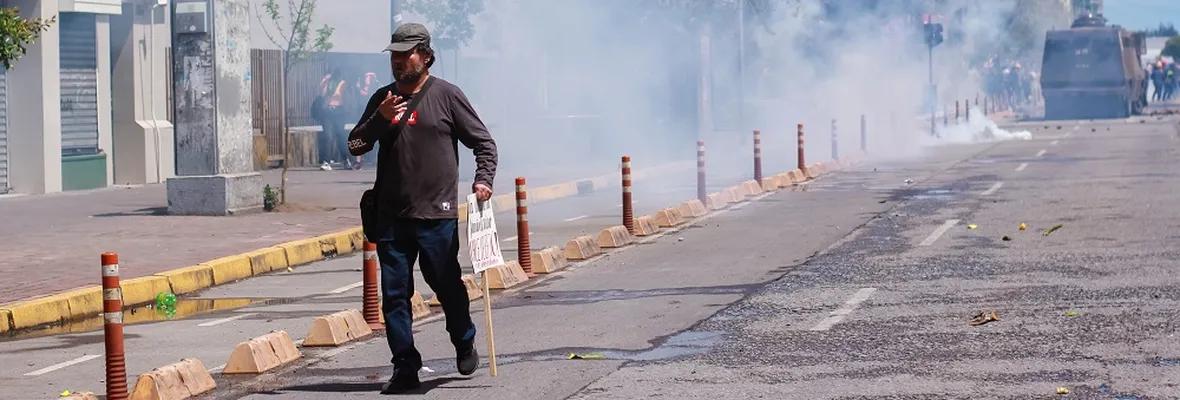 Expresidenta de la Sociedad de Enfermedades Respiratorias advierte graves daños a la salud y medio ambiente de gases lacrimógenos