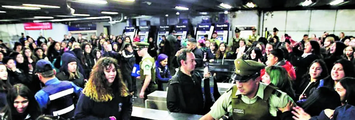 Estudiantes protagonizan nueva #EvasiónMasiva en estaciones del Metro de Santiago
