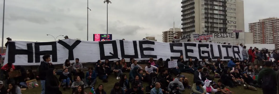 “Hay que seguir”: Multitudinaria marcha recorrió este jueves el centro de Concepción entre represión policial y barricadas