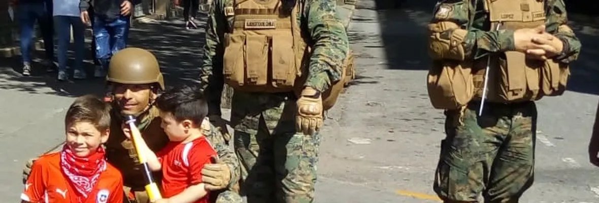 Abrazan a militares y estos responden disparando