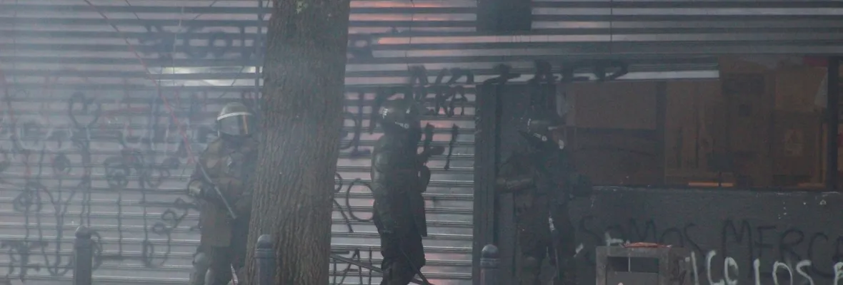 Arremetida de Carabineros habría provocado amago de incendio en supermercado Santa Isabel en Concepción