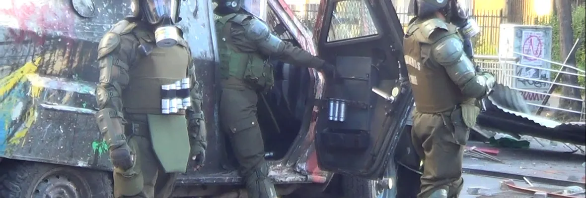 Carabineros acusados de torturar a manifestante recurren al TC para que se declare inaplicable el delito del que se les acusa