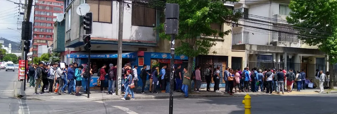 Jóvenes asisten masivamente a cantones de reclutamiento para no realizar el Servicio Militar