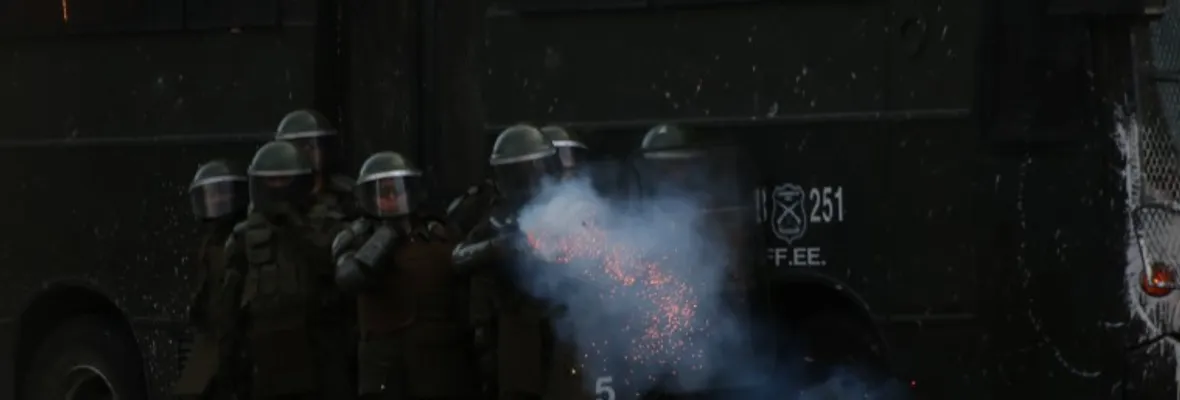 "Podí provocar un incendio weón": videos muestran a Carabineros vulnerando protocolos sobre uso de la fuerza durante el Estallido