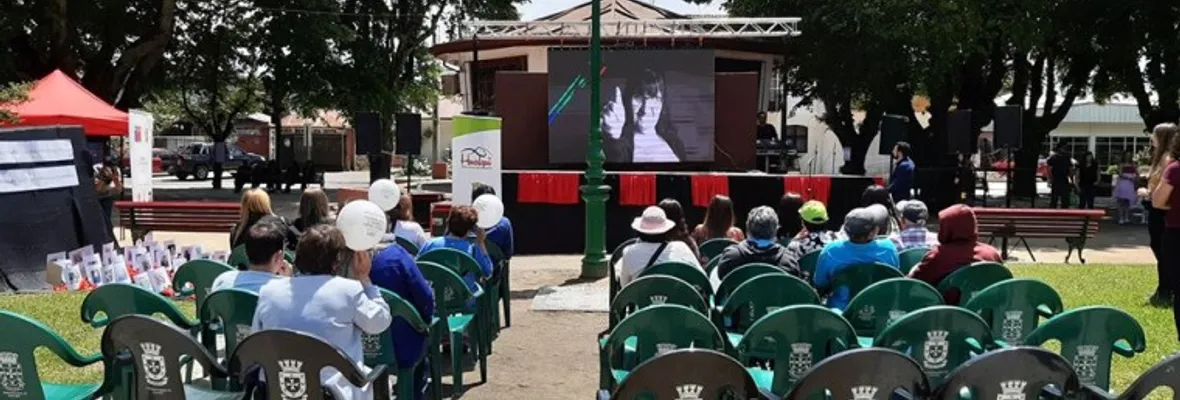 “Fuera agresores de cargos públicos”: mujeres funan a alcalde y concejal en Hualqui