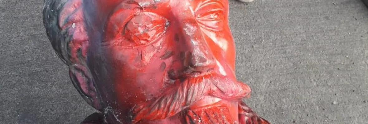 Videos | Derriban estatua del genocida y militar español Pedro de Valdivia en Concepción