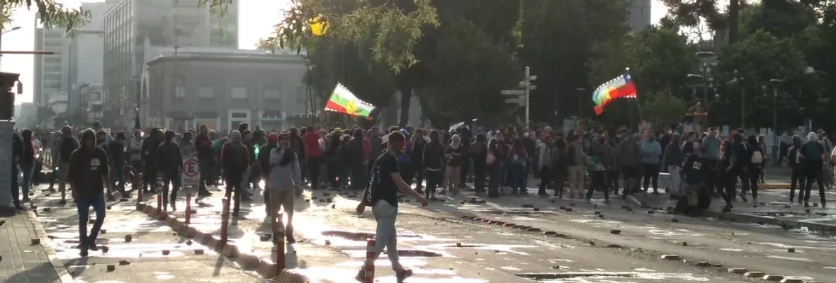 Manifestantes son fuertemente reprimidos por Carabineros y resisten en el centro de Concepción este martes