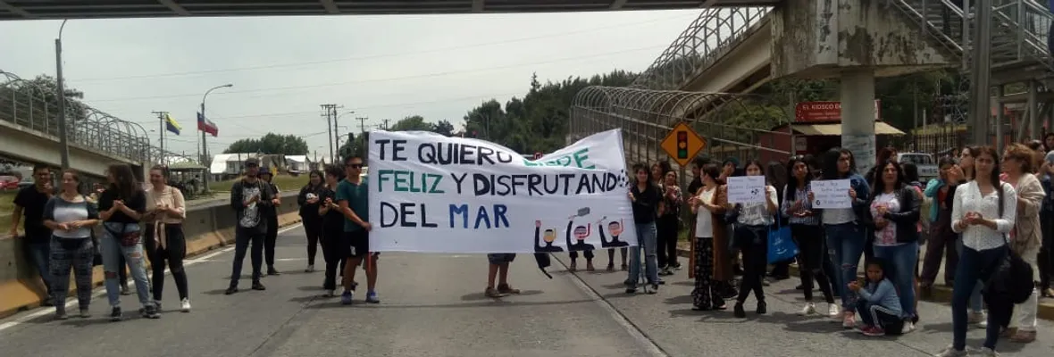 Manifestación en apoyo a Constanza Valdebenito, estudiante con cautelar de 4 meses de prisión preventiva, se realizó en las afueras de El Manzano