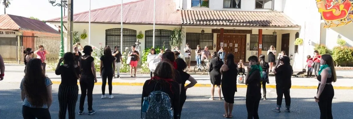 Mujeres hualquinas realizan intervención “un violador en tu camino” para denunciar a los agresores en cargos municipales