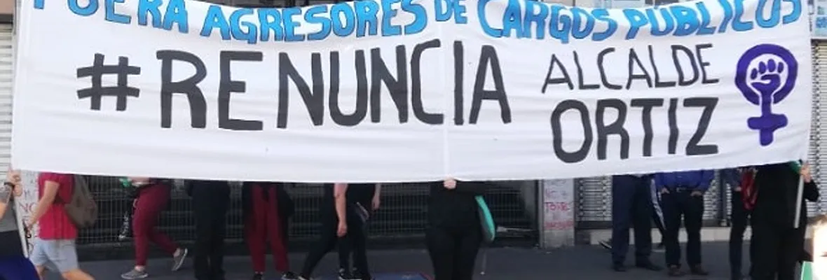 Mujeres "funan" por agresor a alcalde de Concepción Álvaro Ortiz durante intervención "Un Violador en tu Camino" y exigen su renuncia